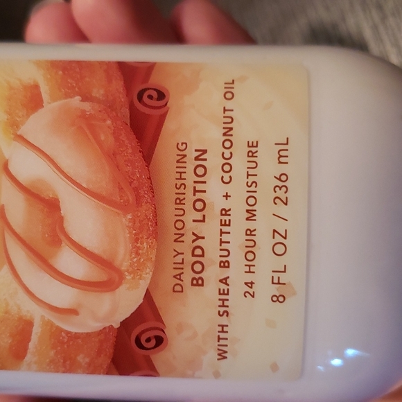 New cinnamon donut swirl daily nourishing body lotion from bath and body works - Picture 3 of 4